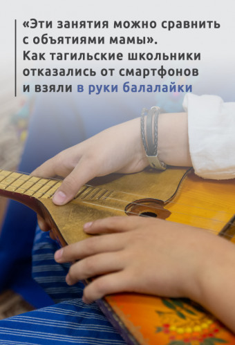баба играет на своей балалайке. красивые девчонки с балалайкой. песня под балалайку. песня балалайку руку возьму. разбор на балалайке.