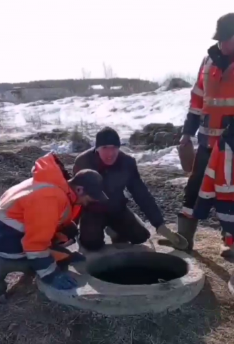 В Нижнем Тагиле слесари «Водоканала-НТ» из колодца достали ковёр (ВИДЕО)