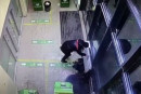 В Екатеринбурге неизвестный сорвал батарею и затопил отделение Сбербанка кипятком (ВИДЕО) В Екатеринбурге неизвестный сорвал батарею и затопил отделение Сбербанка кипятком (ВИДЕО)