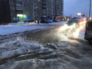 На Гальянке автомобили оказались по кузов в воде из-за коммунальной аварии