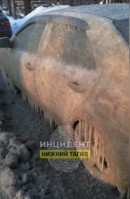 В Нижнем Тагиле машины покрылись коркой льда из-за прорыва трубы