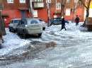 Жители Нижнего Тагила начали самостоятельно чистить свои дворы от снега