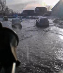 На Вагонке автомобили тонут в огромной луже (ВИДЕО) На Вагонке автомобили тонут в огромной луже (ВИДЕО)