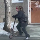 Тагильчанин на самокате с котом на плече попал на видео. Дадим 1000 рублей тому, кто поможет их найти Тагильчанин на самокате с котом на плече попал на видео. Дадим 1000 рублей тому, кто поможет их найти