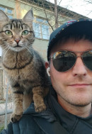 «Ей нравится скорость и обдувающий ветер». Тагильчанин на самокате и с кошкой на плече покорил горожан «Ей нравится скорость и обдувающий ветер». Тагильчанин на самокате и с кошкой на плече покорил горожан