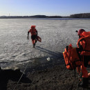 В Нижнем Тагиле спасатели вытащили из городского пруда застрявших на льдине рыбаков (ВИДЕО) В Нижнем Тагиле спасатели вытащили из городского пруда застрявших на льдине рыбаков (ВИДЕО)