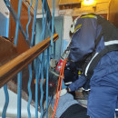 В Нижнем Тагиле спасатели освободили застрявшую в перилах женщину