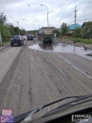 «Чёрная жидкость растеклась по всей дороге». В Нижнем Тагиле на улице Садоводов из-за поломки грузовика затруднено движение