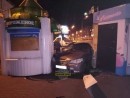 На Красном Камне автомобиль после ДТП врезался в ларёк с мороженым