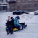 Жители Вагонки соорудили в своём дворе горки и снежную крепость для детей