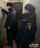 «Пусть лучше информация не подтвердится, чем потом случится беда». В Нижнем Тагиле участковые и инспекторы ПДН провели рейд по неблагополучным семьям  