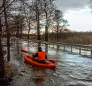 Уроженец Нижнего Тагила сплавился на байдарке по затопленной дороге в Калининградской области Уроженец Нижнего Тагила сплавился на байдарке по затопленной дороге в Калининградской области