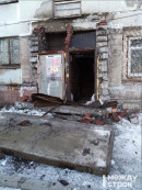 В Нижнем Тагиле обрушился козырёк подъезда жилого дома (ВИДЕО)