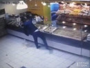 «Налейте мне кофе, курицы е*****». В Нижнем Тагиле пьяный мужчина устроил дебош в пекарне на улице Газетной (ВИДЕО)