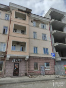 В Нижнем Тагиле упавшая с карниза штукатурка едва не убила человека