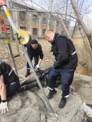 В Нижнем Тагиле спасатели вытащили из колодца бомжа, которому стало плохо