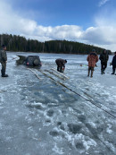 Под Верхней Салдой УАЗ ушёл под лёд. Вытащили автомобиль спустя 5 дней