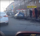 В Нижнем Тагиле Lada Priora провалилась в траншею на Привокзальной площади В Нижнем Тагиле Lada Priora провалилась в траншею на Привокзальной площади