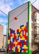 В Нижнем Тагиле коммунальщики сделали новую яркую картинку на фасаде жилого дома