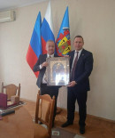 «Сам Бог велел объединиться». Глава администрации Луганска подарил мэру Нижнего Тагила икону
