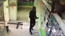 В Нижнем Тагиле разыскивают мужчину, который забрал себе оставленный в аптеке кошелёк (ВИДЕО)