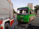 В Екатеринбурге погиб кондуктор пассажирского автобуса, который столкнулся с машиной пожарных 