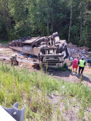Под Нижним Тагилом из-за лопнувшего колеса фура вылетела с трассы и перевернулась