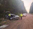 Под Нижним Тагилом легковушка вылетела с дороги и протаранила дерево