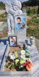 «Царапины, сколы и грязь». Тагильчанка пытается добиться от похоронной компании качественной установки памятника своему погибшему сыну «Царапины, сколы и грязь». Тагильчанка пытается добиться от похоронной компании качественной установки памятника своему погибшему сыну