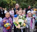 Банты, букеты и первый школьный звонок. Идём в 1-й класс с дочкой металлурга и сыном шоумена 