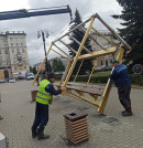 В центре Нижнего Тагила появились «золотые» остановки, изготовленные в ИК-12