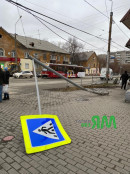 В Нижнем Тагиле водитель микроавтобуса, чтобы избежать аварии, врезался в дорожный знак (ВИДЕО)