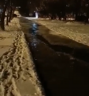 В Нижнем Тагиле на улице Октябрьской Революции холодной водой затопило въезды во дворы и тротуар (ВИДЕО)