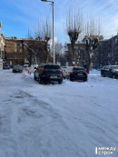 После публикации АН «Между строк» коммунальщики почистили двор возле катка на проспекте Строителей