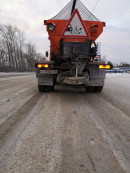 «Самый сложный участок дороги за последние 10 лет». В Нижнем Тагиле после череды страшных аварий дорожники перекрыли Южный подъезд к городу и приступили к уборке снега и льда