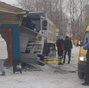 В Нижнем Тагиле на Северном посёлке грузовик столкнулся с легковушкой и въехал в торговый павильон (ВИДЕО)