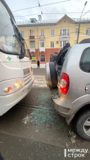 В Нижнем Тагиле рейсовый автобус врезался в легковушку (ВИДЕО)