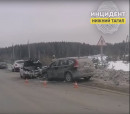 Под Нижним Тагилом водитель выехал на встречную полосу и устроил лобовое ДТП