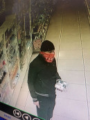 Забрал четыре флакона туалетной воды. Полицейские Нижнего Тагила ищут мужчину, ограбившего «Магнит косметик»