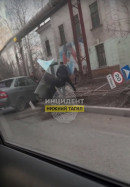 В Нижнем Тагиле лихач на высокой скорости снёс дорожный знак, а после ДТП его участники устроили драку