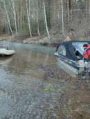 Под Нижним Тагилом на реке Межевая Утка сел на мель катер с мужчиной и женщиной на борту Под Нижним Тагилом на реке Межевая Утка сел на мель катер с мужчиной и женщиной на борту