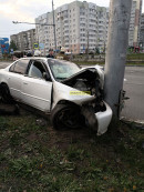 В Нижнем Тагиле легковушка на большой скорости врезалась в столб