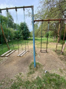 Качели без сидений и штырь вместо карусели. Жители центра Нижнего Тагила пожаловались на благоустройство детских площадок