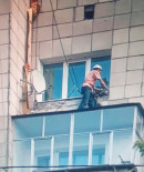 В Нижнем Тагиле спасли кошку, которая просидела на козырьке балкона несколько дней (ВИДЕО)