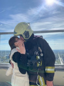 Пожарный из Нижнего Тагила поднялся на небоскрёб «Высоцкий» в полной экипировке и сделал предложение своей невесте (ВИДЕО)