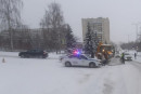 В Нижнем Тагиле снегоуборочный экскаватор врезался в легковушку 