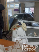 В Нижнем Тагиле автоледи перепутала педали и протаранила торговый павильон (ВИДЕО)