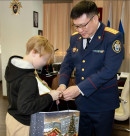 Руководитель СКР по Свердловской области Анатолий Надбитов встретился с девочкой, избитой двумя одноклассниками накануне Нового года в Нижнем Тагиле