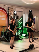 Две девушки с саксофонами. В Нижнем Тагиле шоу-дуэт Golden покоряет сердца публики (ВИДЕО)