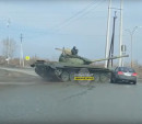 В Нижнем Тагиле танк врезался в легковушку (ВИДЕО)